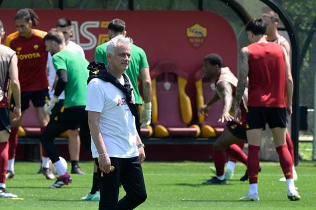 Foto Fabrizio Corradetti LaPresse 30 Maggio 2023 Roma, Italia - Allenamento AS Roma prima della Finale Europa League con il Siviglia - Centro Fulvio Bernardini - Trigoria. Nella foto: Jose™ Mourinho coach (AS Roma) May 30, 2023 Rome, Italy - AS Roma training before the Europa League Final with Sevilla - Fulvio Bernardini Center - Trigoria. In the photo: Jose™ Mourinho coach (AS Roma)  Copyright: xFabrizioxCorradetti LaPressex