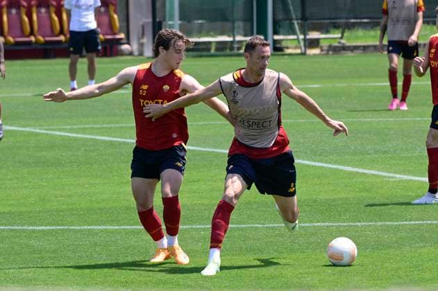 Foto Fabrizio Corradetti LaPresse 30 Maggio 2023 Roma, Italia - Allenamento AS Roma prima della Finale Europa League con il Siviglia - Centro Fulvio Bernardini - Trigoria. Nella foto: Nemanja Matic (AS Roma) Edoardo Bove (AS Roma) May 30, 2023 Rome, Italy - AS Roma training before the Europa League Final with Sevilla - Fulvio Bernardini Center - Trigoria. In the photo: Nemanja Matic (AS Roma) Edoardo Bove (AS Roma)  Copyright: xFabrizioxCorradetti LaPressex