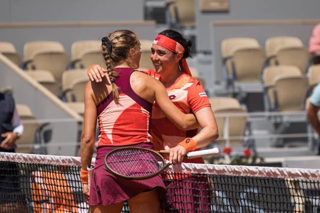 Sport Bilder des Tages TENNIS - WTA, Tennis Damen French Open 2023 PARIS,FRANCE,30.MAY.23 - TENNIS - WTA Tour, French Open, Roland Garros, Grand Slam. Image shows Ons Jabeur (TUN) and Lucia Bronzetti (ITA).  GEPAxpictures xFrancoisxAsal