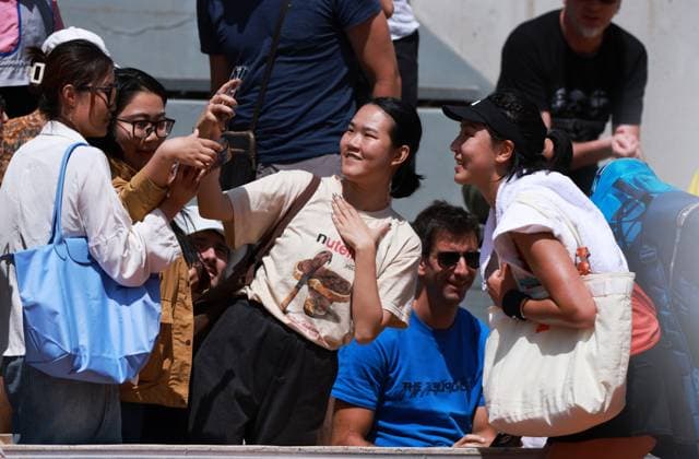 (230530) -- PARIS, May 30, 2023 -- Wang Xinyu (1st R) takes selfies with a spectator after the women s singles first round match between Wang Xinyu of China and Marie Bouzkova of the Czech Republic at the French Open tennis tournament at Roland Garros in Paris, France, May 30, 2023. ) (SP)FRANCE-PARIS-TENNIS-ROLAND GARROS-FRENCH OPEN-WOMEN S SINGLES GaoxJing 