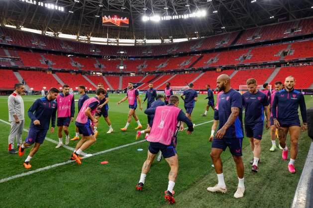 Sevilla s players take part in a training session of the team held at Puskas Arena, in Budapest, Hungary, 30 May 2023. Sevilla FC will face AS Roma in the UEFA Europa League final soccer match on 31 May. UEFA Europa League final - Sevilla s training session !ACHTUNG: NUR REDAKTIONELLE NUTZUNG!  Copyright: xJulioxMunozx GRAF466 20230530-f72251dfeff6b5a8846a1edfaf4574f0840318c8