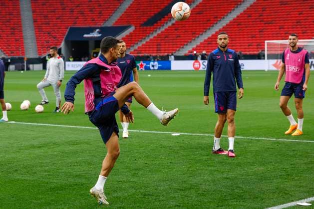 Sevilla s defender Jesus Navas (C) takes part in a training session of the team held at Puskas Arena, in Budapest, Hungary, 30 May 2023. Sevilla FC will face AS Roma in the UEFA Europa League final soccer match on 31 May. UEFA Europa League final - Sevilla s training session !ACHTUNG: NUR REDAKTIONELLE NUTZUNG!  Copyright: xJulioxMunozx GRAF467 20230530-80bc56702d6c2123fca58135fce92240056cb80f