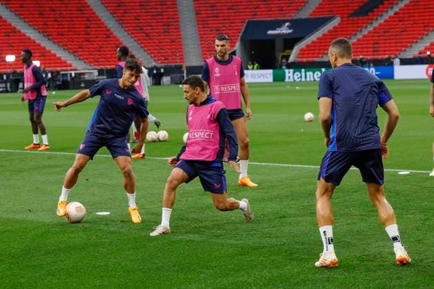 Sevilla s defender Jesus Navas (C) and midfielder Oliver Torres (L) take part in a training session of the team held at Puskas Arena, in Budapest, Hungary, 30 May 2023. Sevilla FC will face AS Roma in the UEFA Europa League final soccer match on 31 May. UEFA Europa League final - Sevilla s training session !ACHTUNG: NUR REDAKTIONELLE NUTZUNG!  Copyright: xJulioxMunozx GRAF469 20230530-6f426e88d52f9464f64ffb98d87aa7156f4812b4