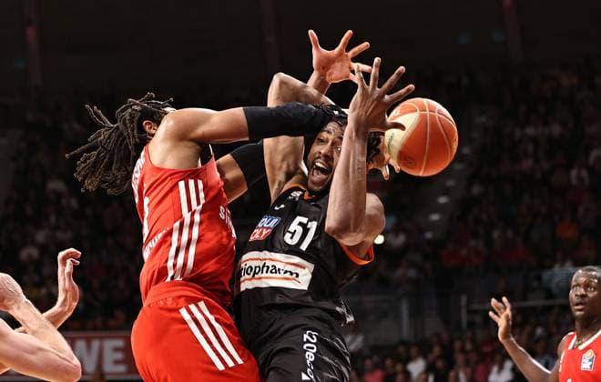 Sport Themen der Woche KW22 Sport Bilder des Tages Freddie Gillespie (Bayern Basketball, 33) blockt einen Ulmer Spieler. GER, FC Bayern Basketball vs. ratiopharm ulm, Basketball, 1.Bundesliga, Halbfinale Spiel 2, Saison 2022 2023, 30.05.2023, GER, FC Bayern Basketball vs. ratiopharm ulm, Basketball, 1.Bundesliga, Halbfinale Spiel 2, Saison 2022 2023, 30.05.2023, Muenchen *** Freddie Gillespie Bayern Basketball, 33 blocks an Ulm player GER, FC Bayern Basketball vs ratiopharm ulm, basketball, 1 Bundesliga, semifinal game 2, season 2022 2023, 30 05 2023, GER, FC Bayern Basketball vs ratiopharm ulm, basketball, 1 Bundesliga, semifinal game 2, season 2022 2023, 30 05 2023, Munich Copyright: xEibner-Pressefoto MarcelxEngelbrechtx EP_MET