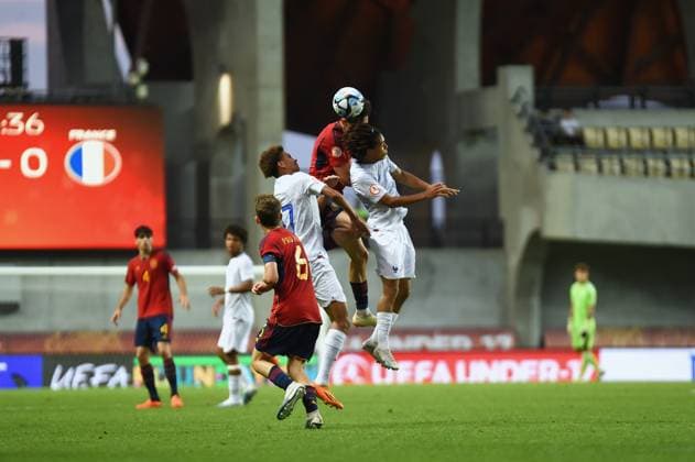 May 30, 2023, Felcsut, Fejer County, Hungary: Hector Fort (2) of Spain and Tidiam Gomis (17) of France head for the ball on the European Under 17 Championship Semi final match between Spain and France Felcsut Hungary - ZUMAs291 20230530_zip_s291_014 Copyright: xBalintxSzentgallayx