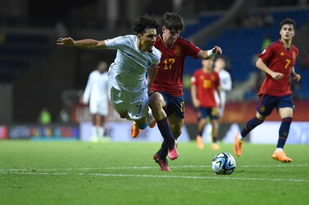 Sport Bilder des Tages May 30, 2023, Felcsut, Fejer County, Hungary: Oscar Mesa (17) of Spain and Mohammed-Amine Boucehnna (7) of France tackle on the European Under 17 Championship Semi final match between Spain and France Felcsut Hungary - ZUMAs291 20230530_zip_s291_020 Copyright: xBalintxSzentgallayx