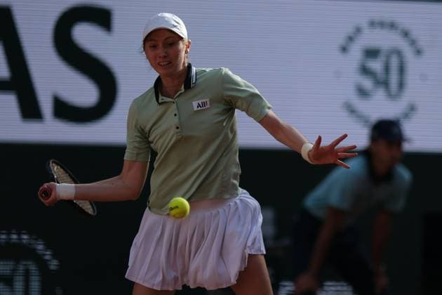 May 31, 2023, Paris, Paris, France: CRISTINA BUSCA of Spain return the ball to IGA SWIATEK world number 1of Poland during the Day 3 of the WomenÃ¢â‚¬â ¢s French Open 2023, Grand Slam tennis womens tournament at the Roland Garros Stadium - Paris France..Iga Swiatek won : 6-4 6-0 Paris France - ZUMAp119 20230531_zaf_p119_037 Copyright: xPierrexSteveninx