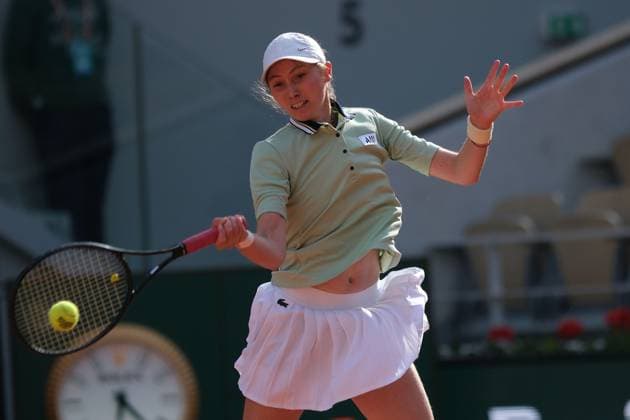 May 31, 2023, Paris, Paris, France: CRISTINA BUSCA of Spain return the ball to IGA SWIATEK world number 1of Poland during the Day 3 of the WomenÃ¢â‚¬â ¢s French Open 2023, Grand Slam tennis womens tournament at the Roland Garros Stadium - Paris France..Iga Swiatek won : 6-4 6-0 Paris France - ZUMAp119 20230531_zaf_p119_049 Copyright: xPierrexSteveninx