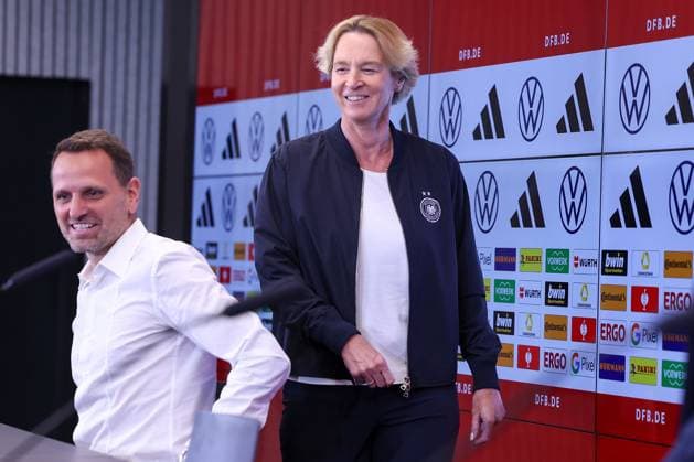 Sport Themen der Woche KW22 Sport Bilder des Tages Frankfurt am Main, 31. Mai 2023, DFB Campus, Pressekonferenz mit Bundestrainerin Martina Voss-Tecklenburg zur Bekanntgabe des erweiterten WM-Kaders für die Weltmeisterschaft in Australien und Neuseeland 2023 v.l., Bundestrainerin Martina Voss-Tecklenburg auf den weg zur Pressekonferenz *** Frankfurt am Main, 31 May 2023, DFB Campus, press conference with national coach Martina Voss Tecklenburg to announce the extended World Cup squad for the World Cup in Australia and New Zealand 2023 v l , national coach Martina Voss Tecklenburg on the way to the press conference Copyright: JoaquimxFerreira
