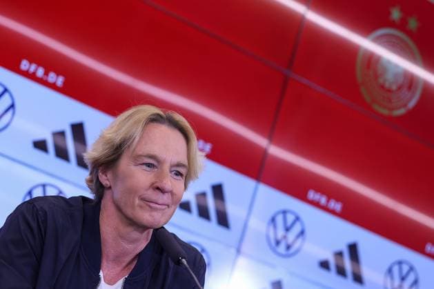 Frankfurt am Main, 31. Mai 2023, DFB Campus, Pressekonferenz mit Bundestrainerin Martina Voss-Tecklenburg zur Bekanntgabe des erweiterten WM-Kaders für die Weltmeisterschaft in Australien und Neuseeland 2023 v.l., Bundestrainerin Martina Voss-Tecklenburg, im Hintergrund DFB Logo Copyright: JoaquimxFerreira
