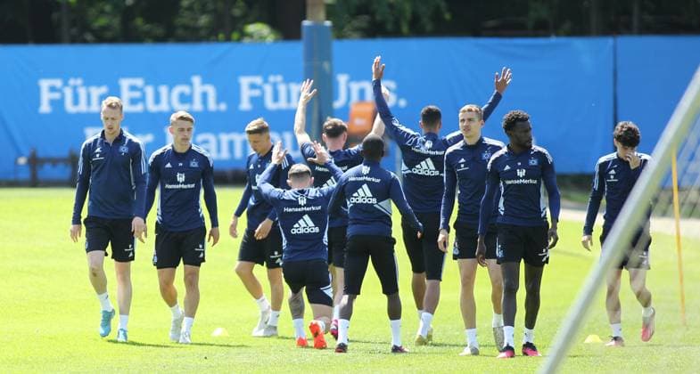 Sport Themen der Woche KW22 Sport Bilder des Tages Letztes Training des Fußball-Zweitligisten Hamburger SV in Hamburg vor dem Relegationshinspiel am Donnerstagabend beim VfB Stuttgart. Die Spieler des HSV machen sich warm. Stellingen Hamburg *** Last training of the soccer second division Hamburger SV in Hamburg before the relegation match on Thursday evening at VfB Stuttgart The players of HSV warm up Stellingen Hamburg