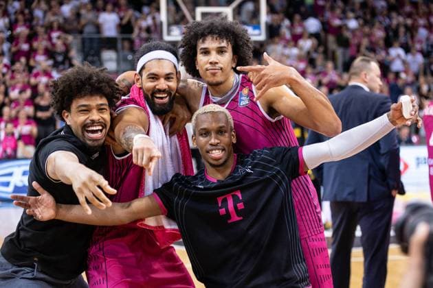 easyCredit Basketball Bundesliga Playoffs HF2, Telekom Baskets Bonn vs. MHP Riesen Ludwigsburg, 31.05.2023 Die Bonner Spieler Collin Malcolm, Jeremy Morgan, Tyson Ward und TJ Shorts feiern den Sieg Copyright: xBEAUTIFULxSPORTS Derixx