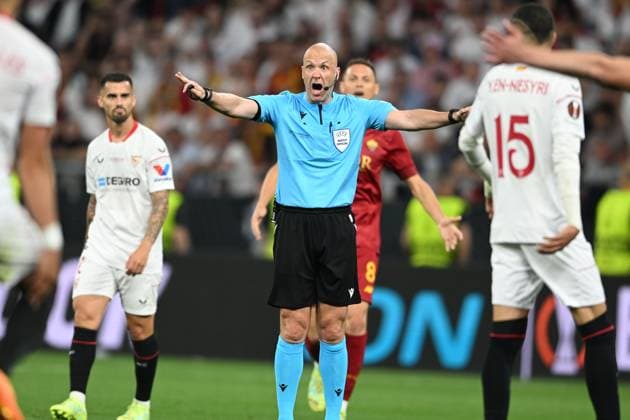 Sport Themen der Woche KW22 Sport Bilder des Tages Anthony Taylor (Referee) during the UEFAEuropa League Final match between Sevilla 5-2 (d.c.r.) Roma at Puskas Arena on May 31, 2023 in Budapest, Hungary. Noxthirdxpartyxsales  (220129577)