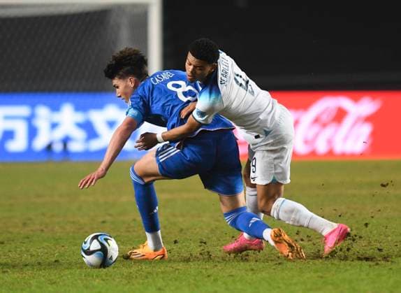 (230601) -- LA PLATA, June 1, 2023 -- Dane Scarlett (R) of England vies with Cesare Casadei of Italy during the FIFA U20 World Cup round of 16 match between England and Italy in La Plata, Argentina, May 31, 2023. ( Handout via Xinhua) (SP)ARGENTINA-LA PLATA-FOOTBALL-2023 FIFA U20 WORLD CUP-ENGLAND VS ITALY TELAM 