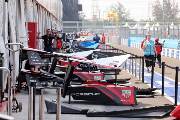 Karosserieteile vor der Garae von TAG Heuer Porsche Formula E, FIA Formel E Weltmeisterschaft, Saison 9, Jakarta E- Prix (IDN), 01.06.2023, Wetter, heiss, Klima