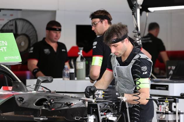 Mechaniker arbeitet mit Kühlweste in der Garage, TAG Heuer Porsche Formula E, FIA Formel E Weltmeisterschaft, Saison 9, Jakarta E- Prix (IDN), 01.06.2023, Wetter, heiss, Klima