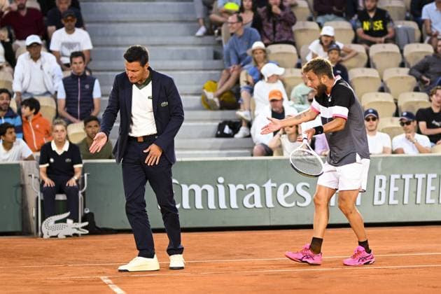 Corentin Moutet (Fra) en discussion avec l arbitre sur un point litigieux TENNIS : Roland Garros 2023 - Paris - 31 05 2023 JBAutissier Panoramic 