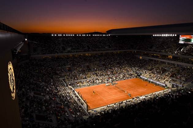 Sport Bilder des Tages Coucher de Soleil sur le court Central Philippe Chatrier TENNIS : Roland Garros 2023 - Paris - 31 05 2023 JBAutissier Panoramic 