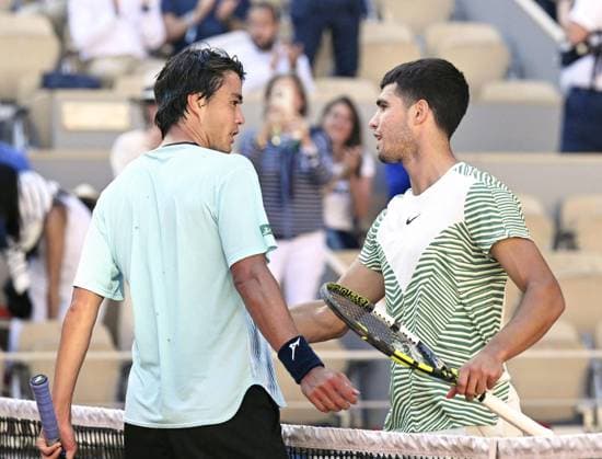 Tennis: French Open Taro Daniel (L) of Japan and Carlos Alcaraz of Spain meet at the net after their second-round men s singles match at the French Open tennis tournament at Roland Garros in Paris on May 31, 2023. Alcaraz, ranked No. 1 in the world, beat 112th-ranked Daniel to reach the third round.  A14AA0001536823P 