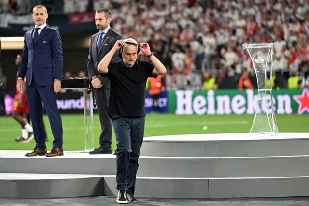 Bilder des Jahres 2023, Sport 06 Juni Bilder des Jahres 2023, Sport 05 Mai Sport Themen der Woche KW22 Sport Bilder des Tages Budapest, Puskas Arena, 01.06.23, HUN, Herren, UEFA Europa League, Finale, Saison 2022-2023, FC Sevilla - AS Rom Bild: Trainer Jose MOURINHO (AS Rom) nimmt seine Medaille ab und verschenkt sie einem Fan Only for editorial use! Ungarn *** Budapest, Puskas Arena, 01 06 23, HUN, Men, UEFA Europa League, Final, 2022 2023 season, Sevilla FC AS Rome picture coach Jose MOURINHO AS Rome takes off his medal and gives it to a fan Only for editorial use Hungary