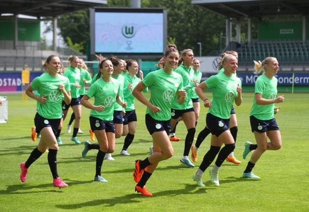 Sport Themen der Woche KW22 Sport Bilder des Tages VfL Frauen, Training Wolfsburg, 01.06.2023, FUßBALL - VfL Wolfsburg Flyeralarm Frauen-Bundesliga, Saison 2022 23. AOK Stadion, Öffentliches Abschlusstraining des VfL Wolfsburg Frauen vor der Abreise zum CL Finale in Eindhoven. Wolfsburg *** VfL women, training Wolfsburg, 01 06 2023, FOOTBALL VfL Wolfsburg Flyeralarm Womens Bundesliga, season 2022 23 AOK Stadium, Public final training of VfL Wolfsburg women before departure to CL final in Eindhoven Wolfsburg.