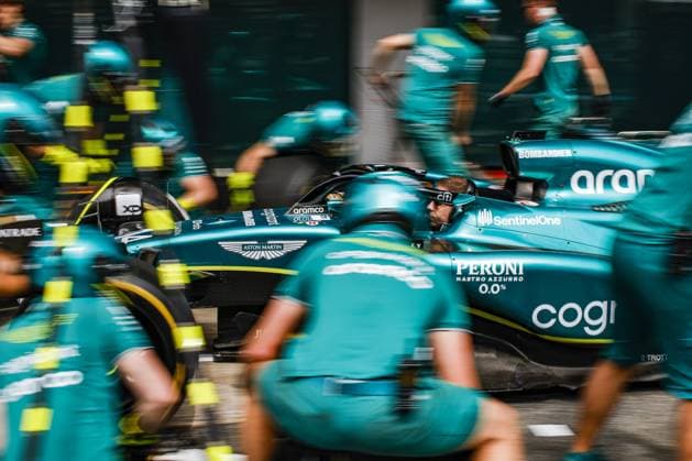 Aston Martin F1 Team, ambiance pitstop mechanic, mecanicien, mechanics during the Formula 1 AWS Gran Premio de Espana 2023, 7th round of the 2023 Formula One World Championship, WM, Weltmeisterschaft from June 2 to 4, 2023 on the Circuit de Barcelona-Catalunya, in Montmelo, Spain - F1 - SPANISH GRAND PRIX 2023 DPPI Panoramic  00123014__R5_6308