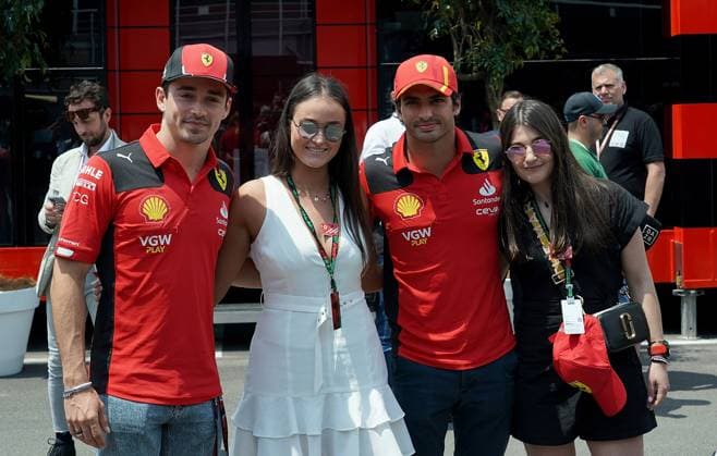 Formel 1 AWS Grand Prix von Spanien 2023 01.06.2023, Circuit de Catalunya, Barcelona, Formel 1 AWS Grand Prix von Spanien 2023 , im Bild Charles Leclerc (MCO), Scuderia Ferrari, Carlos Sainz Jr. (ESP), Scuderia Ferrari mit Fans, eine Frau hat eine Ferrari Beinprothese.