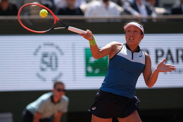 June 1, 2023, Paris, Paris, France: CLAIRE LIU of USA return the ball to IDA SWIATEK of Poland during the Day 5 of the WomenÃ¢â‚¬â ¢s French Open 2023, Grand Slam tennis womens tournament at the Roland Garros Stadium - Paris France Paris France - ZUMAp119 20230601_zaf_p119_054 Copyright: xPierrexSteveninx