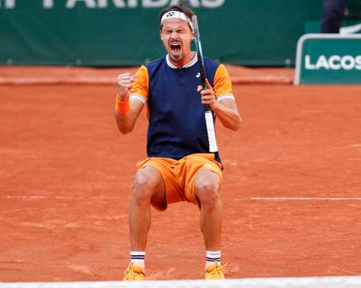 Daniel Altmaier (GER) jubelt nach dem Sieg, Jubel, Freude, Emotion Tennis - French Open 2023 - Grand Slam ATP, Tennis Herren WTA, Tennis Damen ITF - Roland Garros - Paris - - France - 1 June 2023. Copyright: xJuergenxHasenkopfx