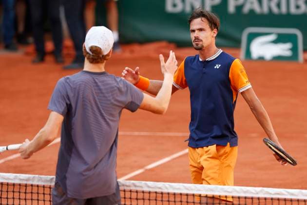 Jannik Sinner gratuliert dem Sieger Daniel Altmaier (GER) Tennis - French Open 2023 - Grand Slam ATP, Tennis Herren WTA, Tennis Damen ITF - Roland Garros - Paris - - France - 1 June 2023. Copyright: xJuergenxHasenkopfx