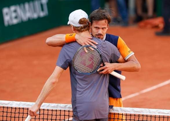 Jannik Sinner gratuliert dem Sieger Daniel Altmaier (GER) Tennis - French Open 2023 - Grand Slam ATP, Tennis Herren WTA, Tennis Damen ITF - Roland Garros - Paris - - France - 1 June 2023. Copyright: xJuergenxHasenkopfx