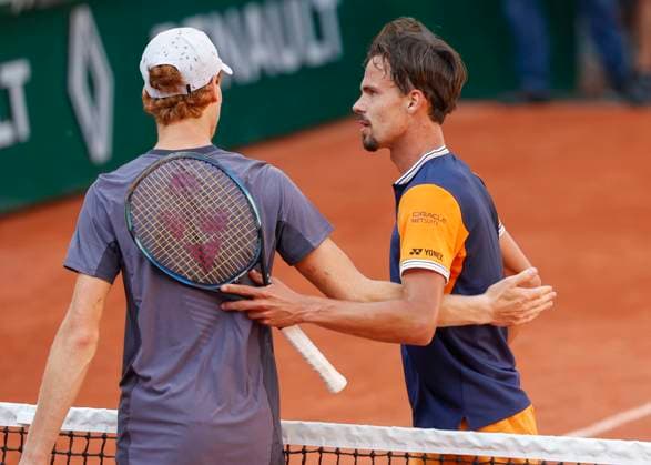 Jannik Sinner gratuliert dem Sieger Daniel Altmaier (GER) Tennis - French Open 2023 - Grand Slam ATP, Tennis Herren WTA, Tennis Damen ITF - Roland Garros - Paris - - France - 1 June 2023. Copyright: xJuergenxHasenkopfx
