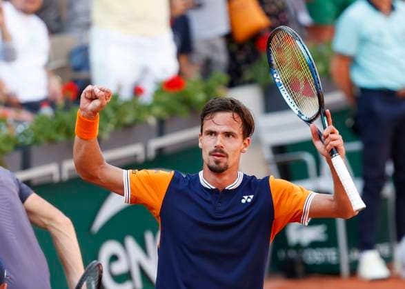 Daniel Altmaier (GER) jubelt nach dem Sieg, Jubel, Freude, Emotion Tennis - French Open 2023 - Grand Slam ATP, Tennis Herren WTA, Tennis Damen ITF - Roland Garros - Paris - - France - 1 June 2023. Copyright: xJuergenxHasenkopfx