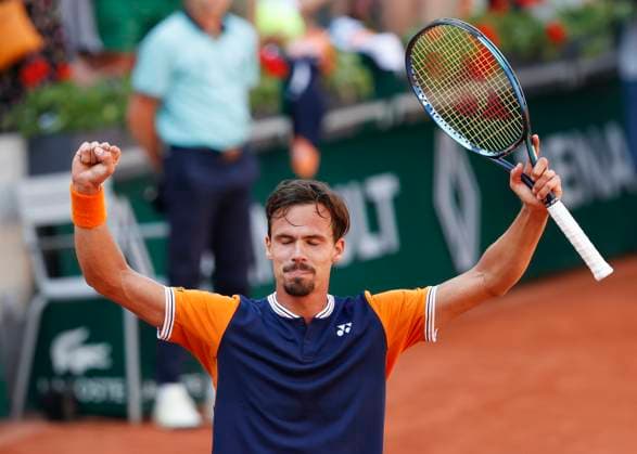 Daniel Altmaier (GER) jubelt nach dem Sieg, Jubel, Freude, Emotion Tennis - French Open 2023 - Grand Slam ATP, Tennis Herren WTA, Tennis Damen ITF - Roland Garros - Paris - - France - 1 June 2023. Copyright: xJuergenxHasenkopfx