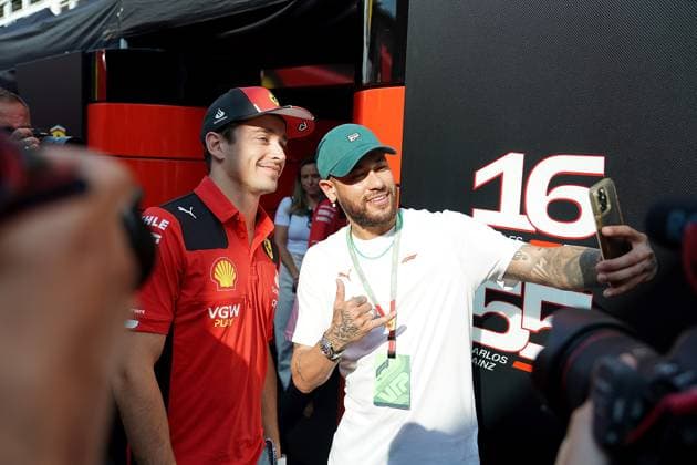 Formel 1 AWS Grand Prix von Spanien 2023 01.06.2023, Circuit de Catalunya, Barcelona, Formel 1 AWS Grand Prix von Spanien 2023 , im Bild Der brasilianische Fussballstar Neymar jr. mit Charles Leclerc (MCO), Scuderia Ferrari