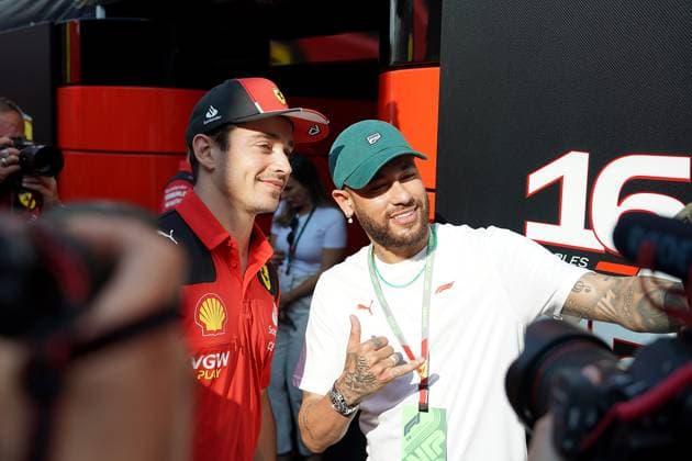 Formel 1 AWS Grand Prix von Spanien 2023 01.06.2023, Circuit de Catalunya, Barcelona, Formel 1 AWS Grand Prix von Spanien 2023 , im Bild Der brasilianische Fussballstar Neymar jr. mit Charles Leclerc (MCO), Scuderia Ferrari