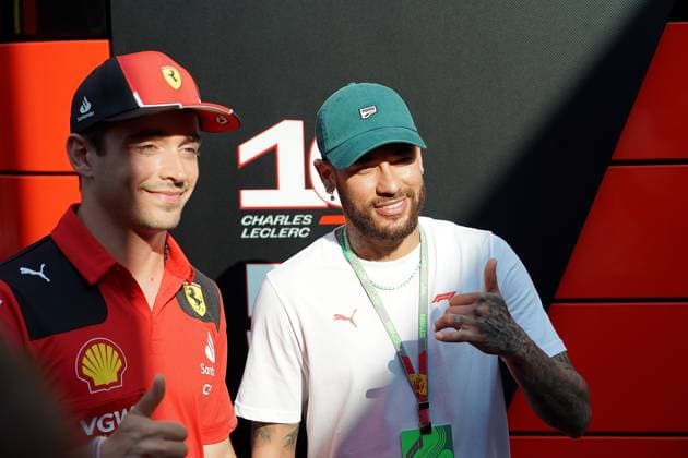 Formel 1 AWS Grand Prix von Spanien 2023 01.06.2023, Circuit de Catalunya, Barcelona, Formel 1 AWS Grand Prix von Spanien 2023 , im Bild Der brasilianische Fussballstar Neymar jr. mit Charles Leclerc (MCO), Scuderia Ferrari