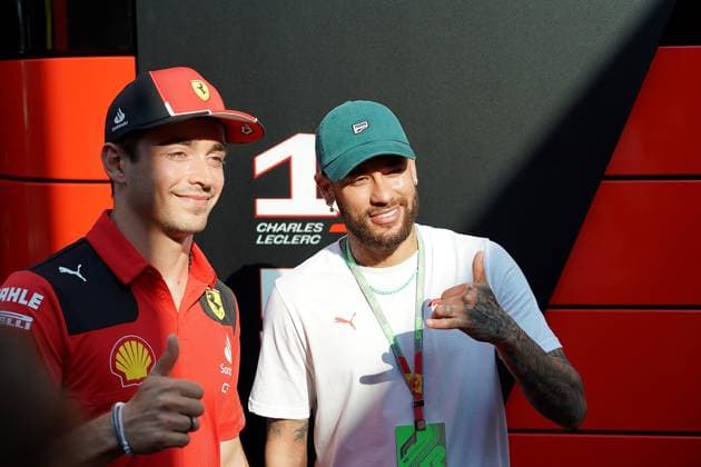 Formel 1 AWS Grand Prix von Spanien 2023 01.06.2023, Circuit de Catalunya, Barcelona, Formel 1 AWS Grand Prix von Spanien 2023 , im Bild Der brasilianische Fussballstar Neymar jr. mit Charles Leclerc (MCO), Scuderia Ferrari