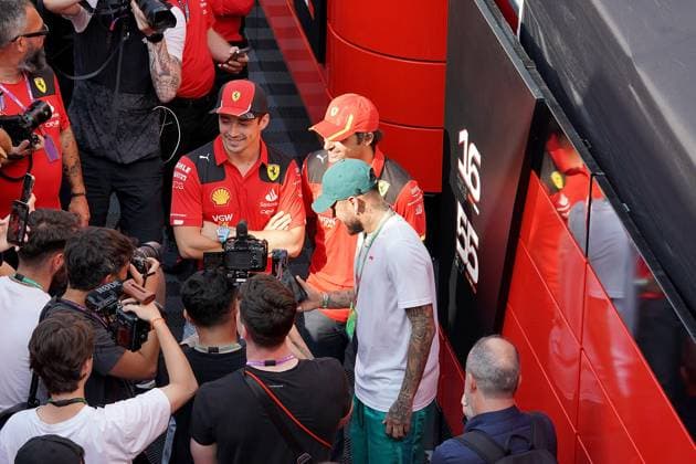 01.06.2023, Circuit de Catalunya, Barcelona, Formel 1 AWS Grand Prix von Spanien 2023 , im Bild Der brasilianische Fussballstar Neymar jr. mit Charles Leclerc (MCO), Scuderia Ferrari und Carlos Sainz Jr. (ESP), Scuderia Ferrari Barcelona Circuit de Catalunya Catalunya Spain