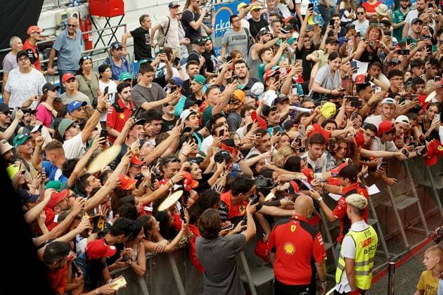 01.06.2023, Circuit de Catalunya, Barcelona, Formel 1 AWS Grand Prix von Spanien 2023 , im Bild Charles Leclerc (MCO), Scuderia Ferrari schreibt Autogramme für die zahlreichen Fans. Barcelona Circuit de Catalunya Catalunya Spain