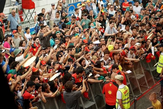 Formel 1 AWS Grand Prix von Spanien 2023 01.06.2023, Circuit de Catalunya, Barcelona, Formel 1 AWS Grand Prix von Spanien 2023 , im Bild Charles Leclerc (MCO), Scuderia Ferrari schreibt Autogramme für die zahlreichen Fans.