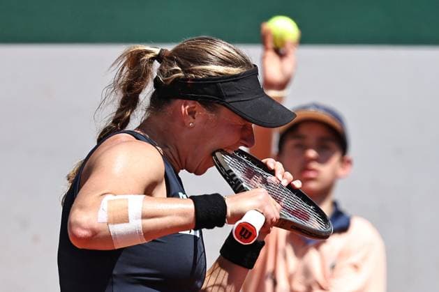 Sport Bilder des Tages Eating the racquet: Rebecca Peterson, SWE, during second round of 2023 French Open at Roland Garros, Paris, 01 06 2023; -
