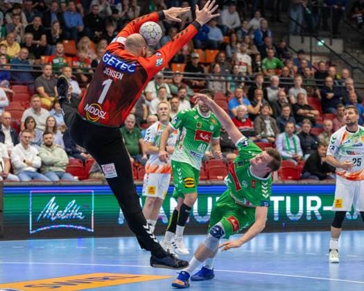 Sport Themen der Woche KW22 Sport Bilder des Tages v.l. Mike Jensen (SC Magdeburg, 01), Sveinn Johannsson (GWD Minden, 15) GER, GWD Minden vs. SC Magdeburg, Handball, 1. Bundesliga, 32. Spieltag, Spielzeit 2022 2023, 01.06.2023 GER, GWD Minden vs. SC Magdeburg, Handball, 1. Bundesliga, 32. Spieltag, Spielzeit 2022 2023, 01.06.2023 Luebbecke *** v l Mike Jensen SC Magdeburg, 01 , Sveinn Johannsson GWD Minden, 15 GER, GWD Minden vs SC Magdeburg, Handball, 1 Bundesliga, 32 Spieltag, Spielzeit 2022 2023, 01 06 2023 GER, GWD Minden vs SC Magdeburg, Handball, 1 Bundesliga, 32 Spieltag, Spielzeit 2022 2023, 01 06 2023 Luebbecke Copyright: xEibner-Pressefotox xJanxStrohdiekx EP_EER