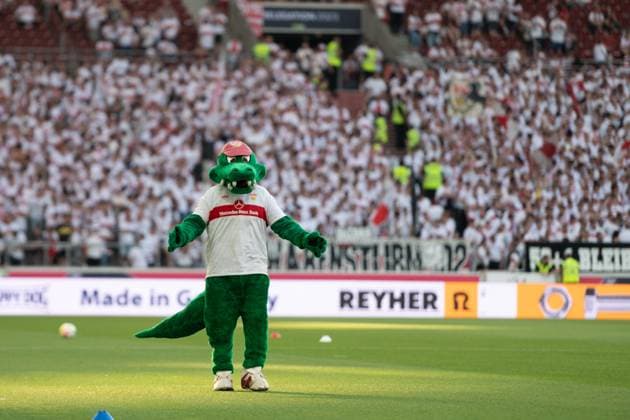 Vor Spielbeginn Fritzle (VfB Stuttgart, Maskottchen) VfB Stuttgart vs Hamburger SV, Fussball, Herren, Bundesliga, Relegation, Saison 22 23, GER, 01.06.2023, DFL DFB REGULATIONS PROHIBIT ANY USE OF PHOTOGRAPHS AS IMAGE SEQUENCES AND OR QUASI-VIDEO, VfB Stuttgart vs Hamburger SV, Fussball, Herren, Bundesliga, Relegation, Saison 22 23, GER, 01.06.2023 Stuttgart Copyright: xEibner-Pressefoto WolfgangxFrankx EP_EER
