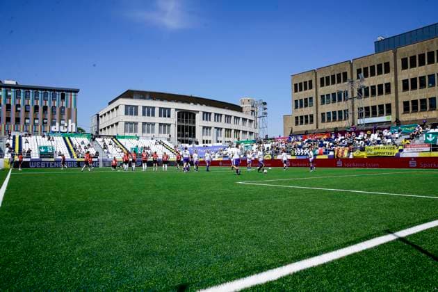 22 23 Fußball Frauen Westenergie women˜s socca cup auf dem Kennedyplatz in der Essener Innenstadt! Ein Pop-up-Stadion auf dem Kennedyplatz, mitten in der Essener Innenstadt, wird am 1. Juni 2023 zum Austragungsort des Westenergie women˜s socca cup. Ausrichter des Turniers ist die SGS Essen.