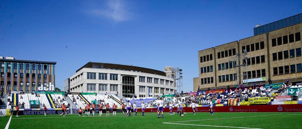 22 23 Fußball Frauen Westenergie women˜s socca cup auf dem Kennedyplatz in der Essener Innenstadt! Ein Pop-up-Stadion auf dem Kennedyplatz, mitten in der Essener Innenstadt, wird am 1. Juni 2023 zum Austragungsort des Westenergie women˜s socca cup. Ausrichter des Turniers ist die SGS Essen.