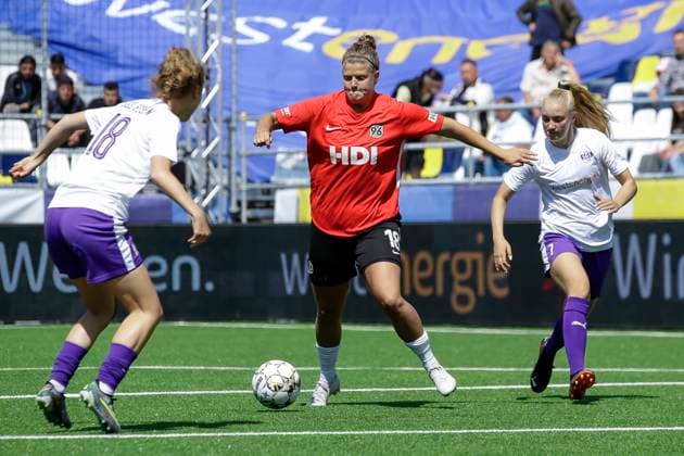 22 23 Fußball Frauen Westenergie women˜s socca cup auf dem Kennedyplatz in der Essener Innenstadt! Hannover 96 gegen SGS Essen U20 Ein Pop-up-Stadion auf dem Kennedyplatz, mitten in der Essener Innenstadt, wird am 1. Juni 2023 zum Austragungsort des Westenergie women˜s socca cup. Ausrichter des Turniers ist die SGS Essen.