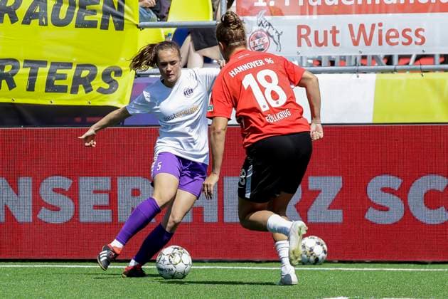 22 23 Fußball Frauen Westenergie women˜s socca cup auf dem Kennedyplatz in der Essener Innenstadt! Hannover 96 gegen SGS Essen U20 Ein Pop-up-Stadion auf dem Kennedyplatz, mitten in der Essener Innenstadt, wird am 1. Juni 2023 zum Austragungsort des Westenergie women˜s socca cup. Ausrichter des Turniers ist die SGS Essen.
