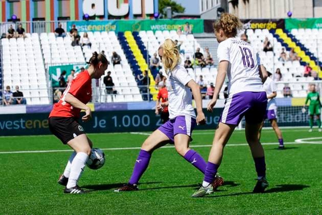 22 23 Fußball Frauen Westenergie women˜s socca cup auf dem Kennedyplatz in der Essener Innenstadt! Hannover 96 gegen SGS Essen U20 Ein Pop-up-Stadion auf dem Kennedyplatz, mitten in der Essener Innenstadt, wird am 1. Juni 2023 zum Austragungsort des Westenergie women˜s socca cup. Ausrichter des Turniers ist die SGS Essen.