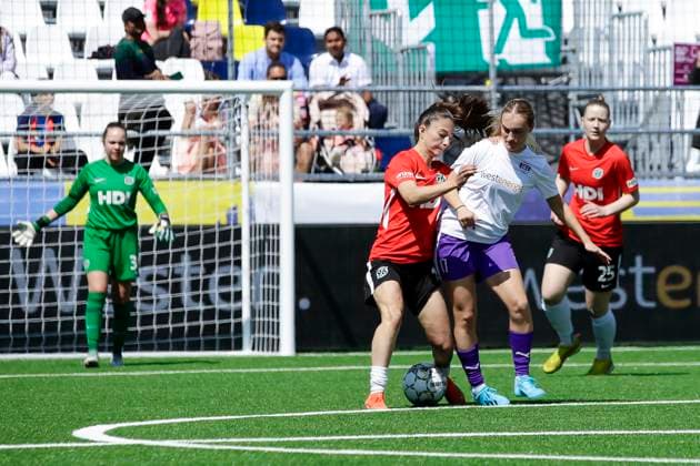 22 23 Fußball Frauen Westenergie women˜s socca cup auf dem Kennedyplatz in der Essener Innenstadt! Hannover 96 gegen SGS Essen U20 Ein Pop-up-Stadion auf dem Kennedyplatz, mitten in der Essener Innenstadt, wird am 1. Juni 2023 zum Austragungsort des Westenergie women˜s socca cup. Ausrichter des Turniers ist die SGS Essen.